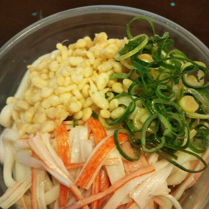 カニかまとネギと天かすのぶっかけうどん